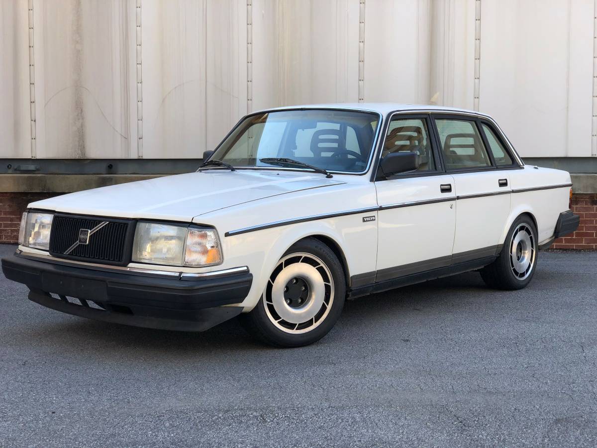 1990 Volvo 240 w/ 300hp LS Swap Deadclutch.