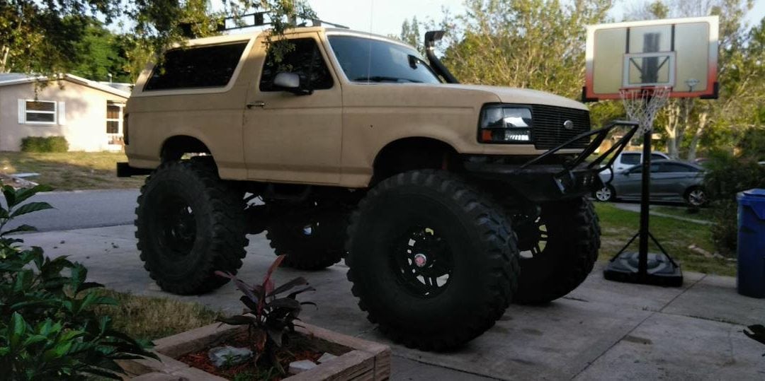 1994 Ford Bronco w/ 30″ Lift On 52″ Swampers